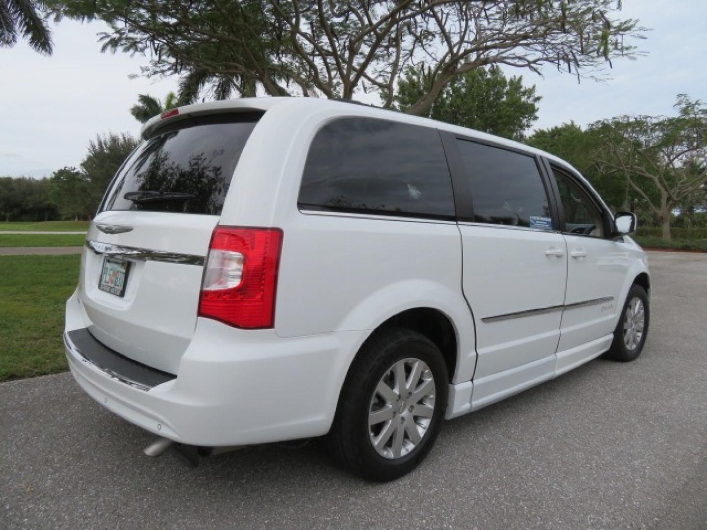 2014 White /Black Chrysler Town & Country (2C4RC1BG4ER) , located at 4301 Oak Circle #19, Boca Raton, FL, 33431, (954) 561-2499, 26.388861, -80.084038 - Photo#20